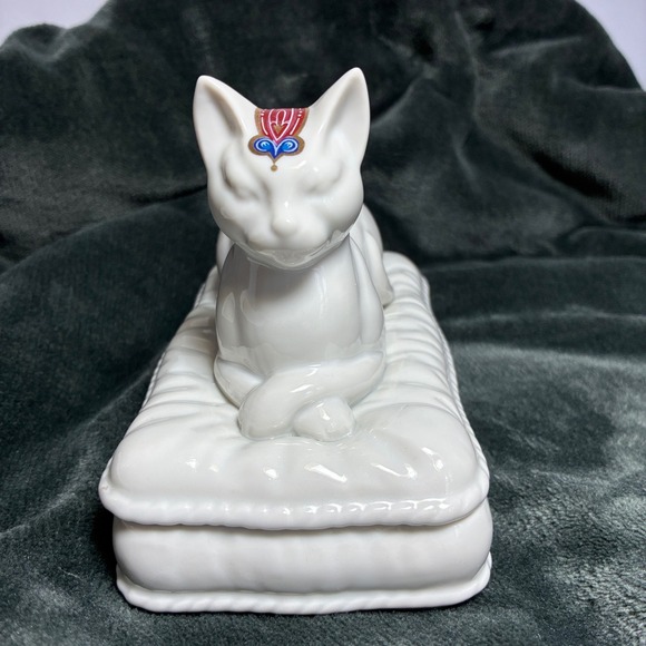 Byzantium Trinket Box Elizabeth Arden Cat on Pillow Made in Japan 1980s - Picture 3 of 11